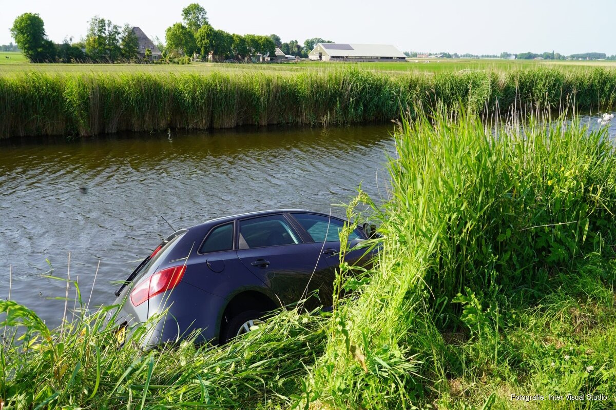 Auto Te Water In Obdam, Inzittenden Komen Met Schrik Vrij