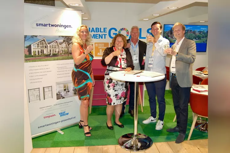 Blije koper van betaalbare Smartwoning in Pioenhof Hensbroek tekent op PROVADA