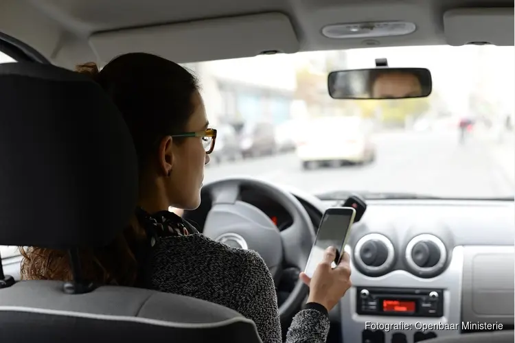 Ruim 1000 boetes voor telefoon in de hand