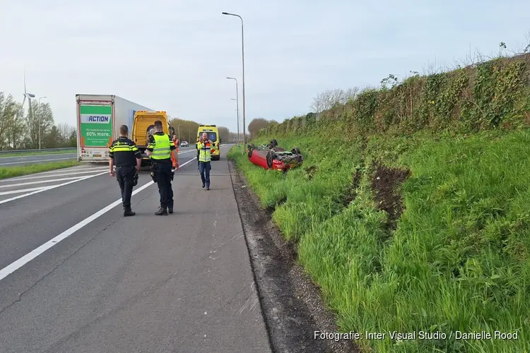 Auto over de kop op A7 bij Avenhorn