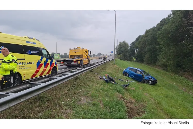 Auto over de kop op A7 bij Avenhorn