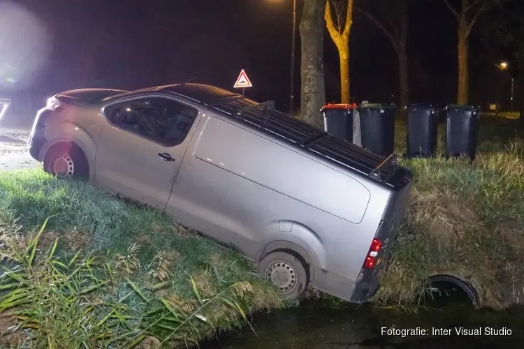 Bestelbus raakt van de weg in Ursem