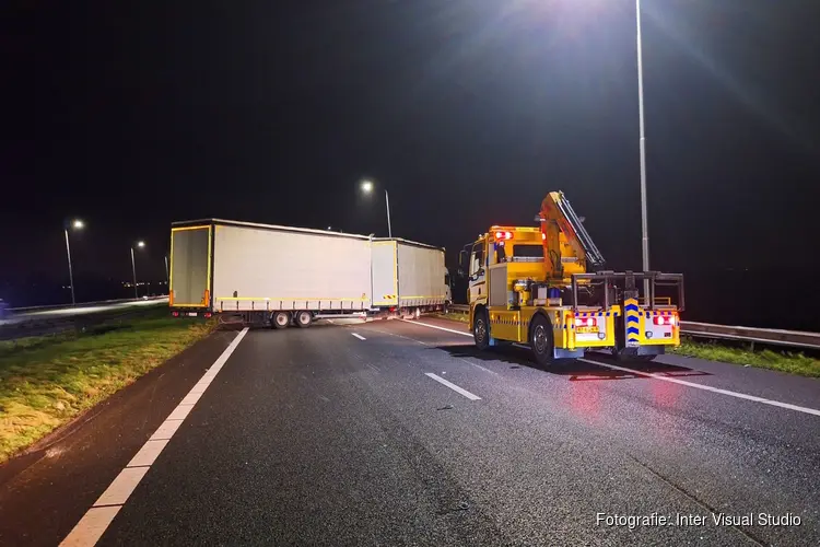 Aanhanger omgewaaid op A7 bij Oudendijk