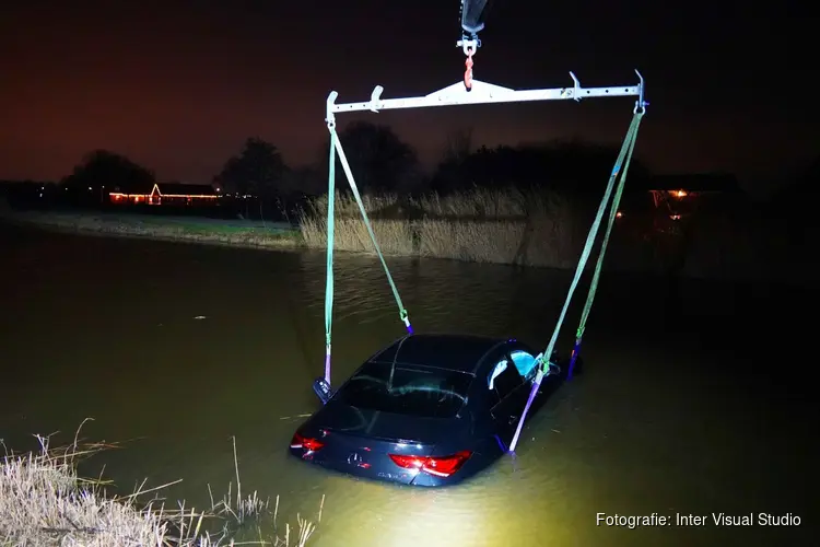 Berging van te water geraakte auto in Obdam