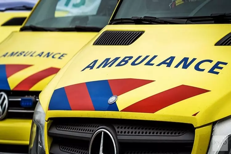 Auto crasht tegen boom bij Berkhout, brandweer knipt dak eraf