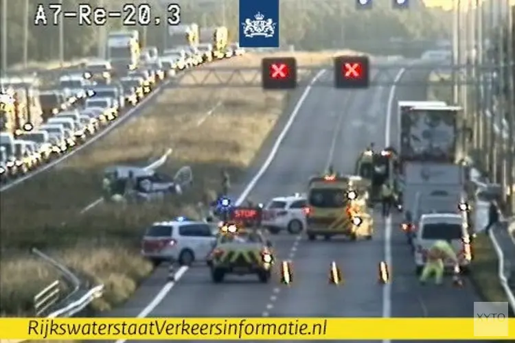 Lange file door ongeluk op A7: weg richting Hoorn dicht