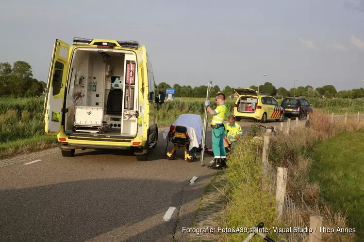 Fietser zwaargewond na aanrijding in Ursem