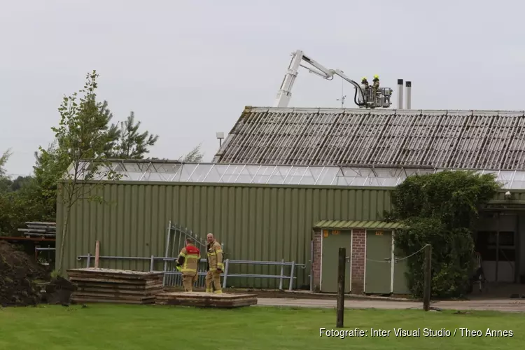 Team Brandonderzoek start onderzoek bij boerderij in Berkhout