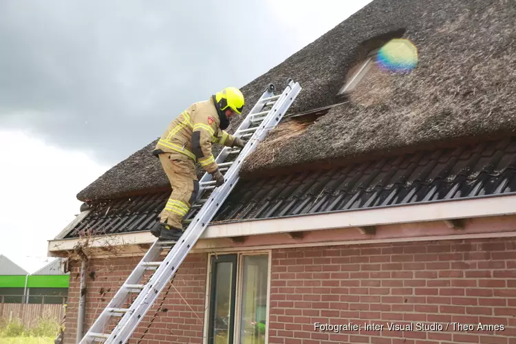 Beginnende brand in rieten dak in Obdam