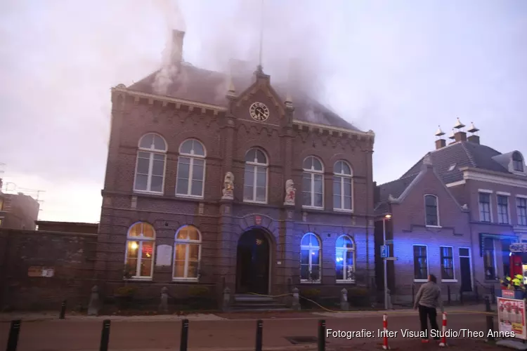 Voormalig gemeentehuis Obdam zwaar gehavend na hevige brand: "Ziet er treurig uit"