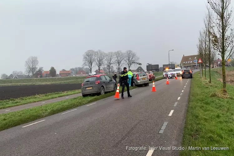 Auto tegen lantaarnpaal aan Rustenburgerweg