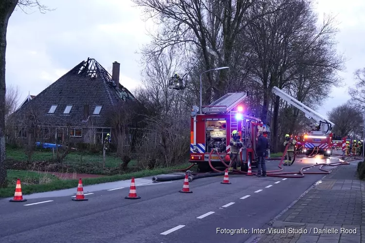 Brand in woning Avenhorn: bewoners en buren geëvacueerd