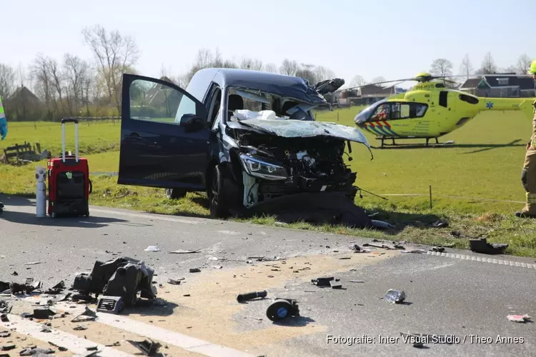 Frontale botsing tussen vrachtwagen en auto in De Goorn