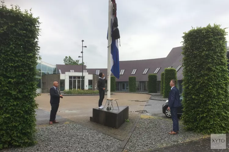 Burgemeester Frank hijst met José de vlag voor geslaagden