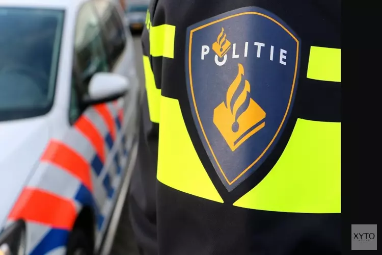 Auto over de kop op Molendijk in Ursem, bestuurster ongedeerd