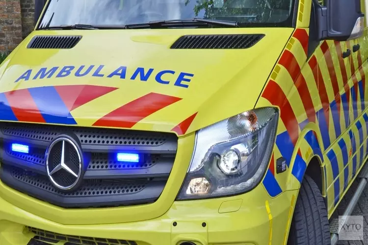 Gewonde bij eenzijdig ongeval in Ursem. Auto op de kop in de sloot