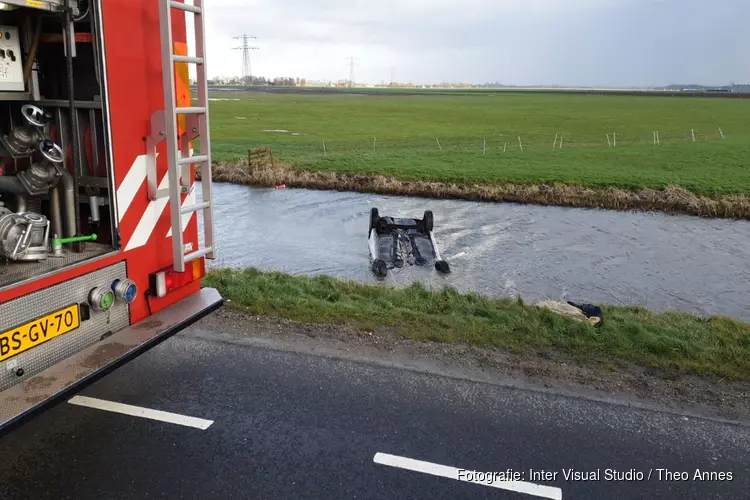 Auto op de kop in het water bij De Goorn: bestuurster gered door omstanders