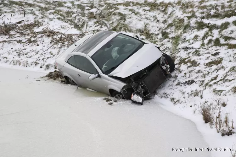 Auto op het ijs na ongeval in Obdam