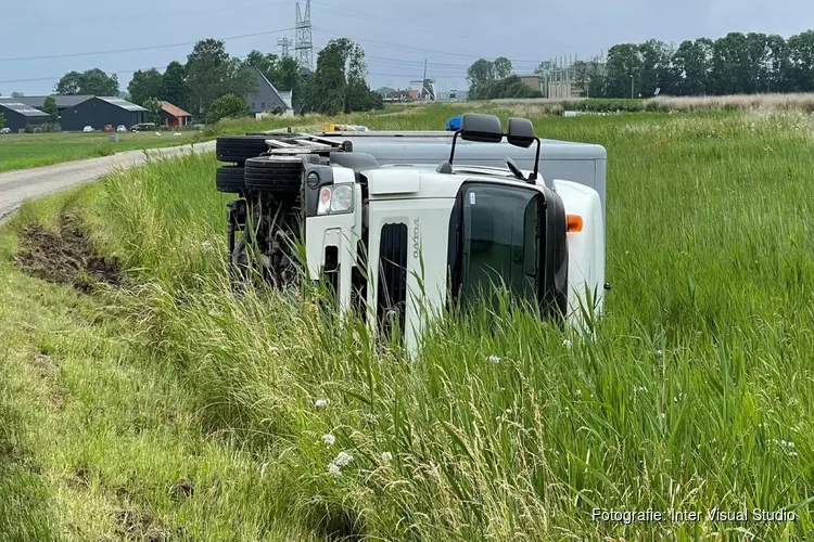 Vrachtwagen op z&#39;n kant op Noordschermerdijk bij Oterleek