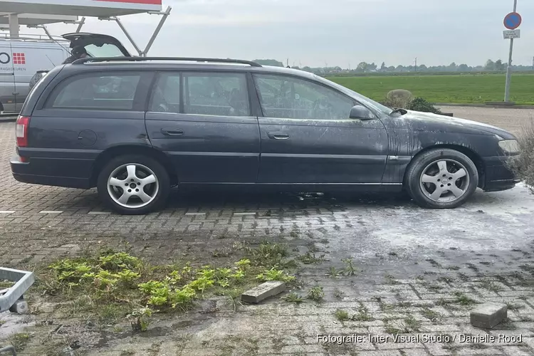 Technisch defect laat auto bijna in brand vliegen in Berkhout