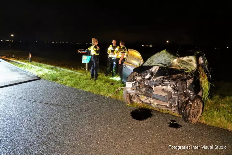 Auto gecrasht op A7, bij Berkhout