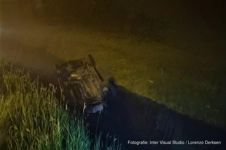 Auto crasht in Spierdijk en komt ondersteboven in sloot terecht