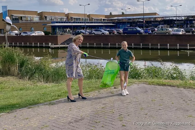 Burgemeester en kinderburgemeester Koggenland dragen steentje bij tijdens World Clean Up Day