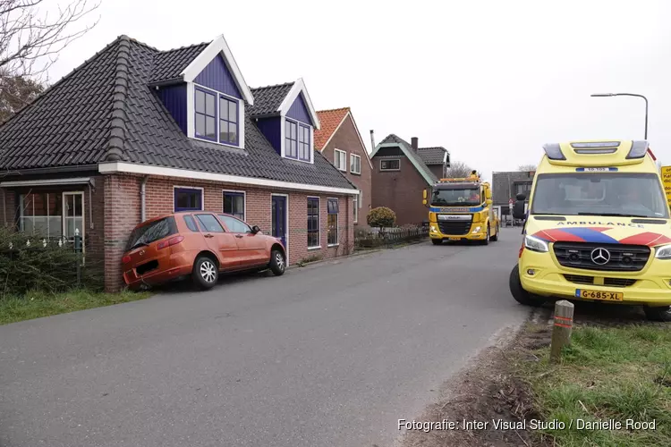 Automobilist onwel in Avenhorn en rijdt tegen huis
