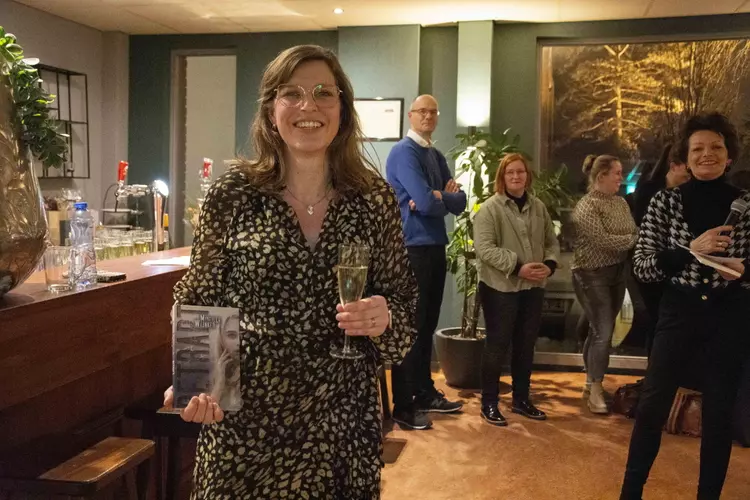 Schrijfster Mireille Wijnker uit Obdam lanceert debuut ‘Betrapt’